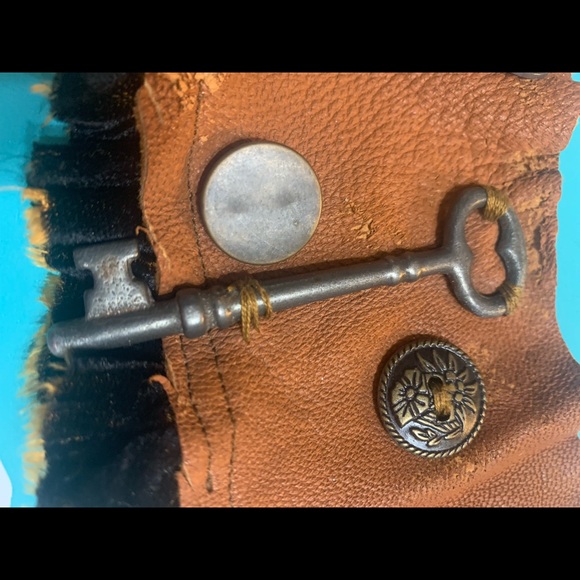 Leather and velvet cuff bracelet. - Picture 4 of 5